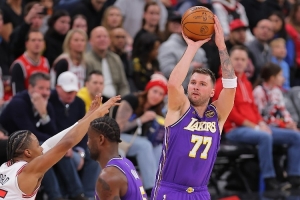 阿里纳斯：湖人的进攻就是不停1/5挡拆 剩下的球员全蹲底角等空位