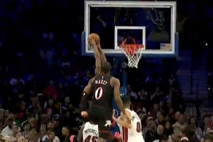 一飞冲天！马克西反击送抛传 埃奇库姆起飞双手空接砸扣