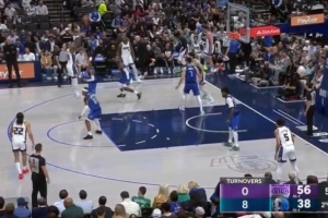 真不想打了呗？德罗赞标志性翻身中投 十拿九稳的球竟然三不沾