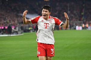 图片报：金玟哉因膝盖不适提前结束训练，但将随队出征多特