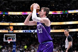 内外挺高效！菲利波夫斯基半场7中5&三分3中2砍下13分4板2助