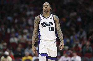 很难评！德罗赞半场出战16分钟 仅出手3次拿到5分3助