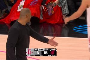 这人能放？申京选择沉退 放空希罗三分！乌度卡直接喊停