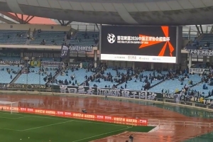 大战一触即发！媒体人社媒晒超级杯现场视频，目前球场还比较空旷