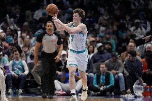 克尼佩尔首发29分钟 11中4&三分7中2拿10分8板3断 但正负值+24