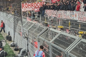 图片报：警方与部分拜仁球迷在赛前发生冲突，使用警棍和辣椒喷雾