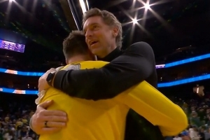 都是老朋友！东詹赛后分别与大加索尔&追梦&库里兄弟拥抱热聊