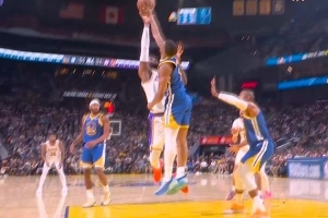 当头一棒！梅尔顿积极跟防 高高跃起送詹姆斯迎面大帽