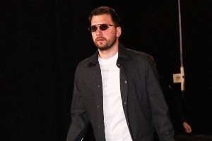 湖勇大战！湖人官推晒赛前入场照 东契奇詹姆斯里夫斯领衔