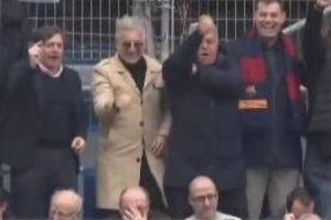 世体：巴萨球迷高唱不跳就是马德里人，拉波尔塔再次做出争议手势