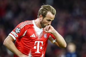 凯恩本赛季37场正式比赛打进45球，打破个人单赛季俱乐部进球纪录