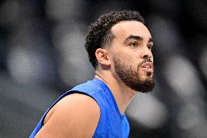 刚刚被裁！美记：火箭&森林狼都对泰厄斯·琼斯感兴趣