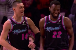 风卷残云！维金斯速推反击 起飞暴扣打进加罚率队扩大优势