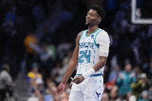 输出全靠你！布兰登·米勒半场三分7中5轰下19分5板 次节4记三分