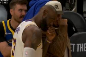 他俩说啥呢！下半场开始库里和詹姆斯窃窃私语两句