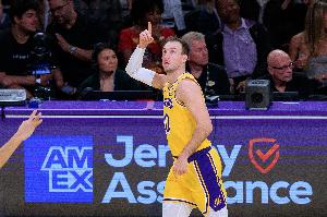 肯纳德加盟湖人9场数据：场均10.1分2.7板1.8助 命中率65/46/91%