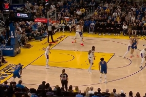 防守不擅长！东契奇被霍福德假动作晃飞失位 后者顺势攻筐造杀伤