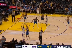 手感来了！东契奇下半场回来相同位置连中两记三分球