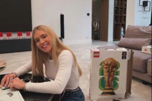 维尼修斯晒照和女友拼“大力神杯”乐高，旁边陈列柜摆放众多奖杯