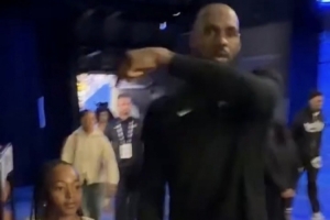 詹姆斯赛后牵着女儿的手离场：这就是我的小福星 1胜0负！