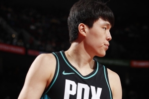 终于获得出场机会！杨瀚森末节2分15秒上场 补篮拿到2分1前场板