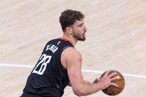 3失误2犯规！申京半场7中4拿到8分3板 正负值-4