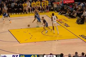 堪比小宝宝的屎艾顿快攻打三个小后卫选择无对抗转身勾手不中