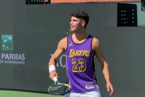 致敬传奇！阿尔卡拉斯再次身穿詹姆斯23号球衣训练备战公开赛