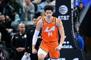 遮天蔽日！尼德豪泽奋力补防 飞身大帽扇飞梅尔顿上篮