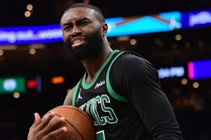 今日绿军对阵雄鹿！杰伦·布朗因生病不打 科塔轮休