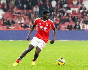 德天空：拜仁关注本菲卡17岁后卫班贾奎，作为吉瓦罗·雷德的替代