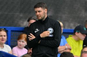 布莱顿主帅:定位球多会打乱节奏,枪手领先时角球会耗时超1分钟