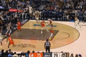 这属实不应该！穆迪底角大空位三分投到篮筐侧面上沿 自己很懊恼