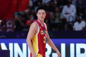 因膝伤此次未出战？贺希宁社媒回复胡明轩：膝盖快点好起来