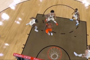 发力一波流？伦纳德追身三分后左手拉杆挑篮连得5分 打停勇士！