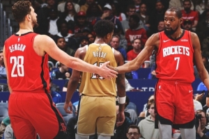 合砍62分！火箭官方赢球海报：杜兰特与申京携手登上封面