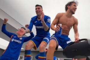 今个真高兴！赫塔费球员在更衣室桌子上跳舞，庆祝击败皇马