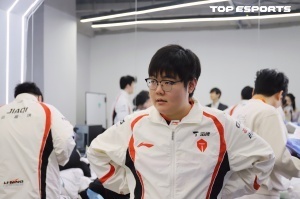 跟网友干起来了！369回复网友趁早退役私信：okok，那你来呗