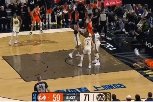 两分到手！加兰反击助飞伦纳德空接上篮被干扰 好在加兰补篮命中