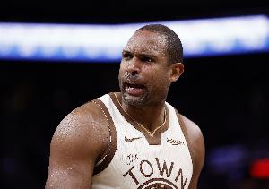 防守建功！霍福德镇守篮下 送乔丹·米勒遮天大帽