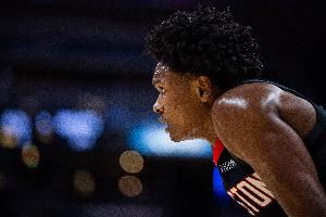 望无大碍！火记：阿门离场走回更衣室 坐在板凳席一直在摸右脚踝