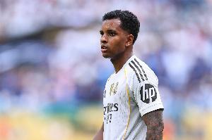 倒霉！罗德里戈复出替补登场后不久就扭到膝盖，但坚持踢完了全场