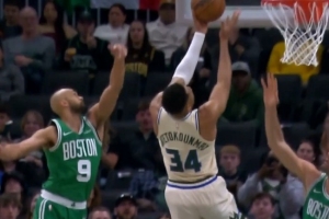 冲击力依然很强！字母哥反击一条龙上篮 缺阵15场后拿到复出首分