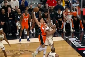 可惜啊！尼德豪泽接球顺下 起飞欲隔扣桑托斯被犯规破坏