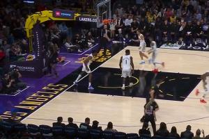 气得打小拳拳~艾顿跟进上篮球又脱手 十分不满怒锤篮架