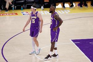 雷迪克：今天的排兵布阵有调整 让詹姆斯和里夫斯一起打更长时间