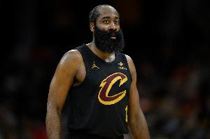 低位防守能行！哈登对抗斯图尔特 最终造成对手脱手失误