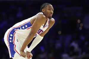 实在是尽力了!马克西被迫三节打卡19中8拿21分 其中三分6中2