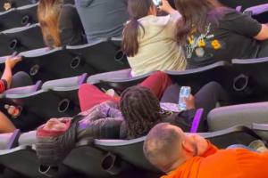 烂完了！国王主场上座率稀稀拉拉 还有球迷睡得很安详