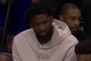 帝之微笑！76人末节落后马刺40+ 恩比德坐在替补席面带笑意